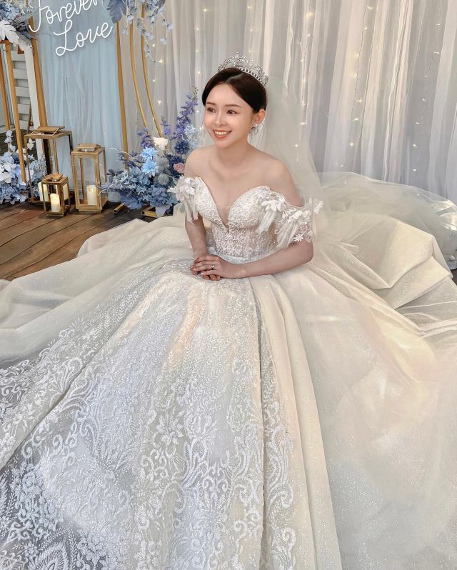 #新娘造型 
關於妝感-
睫毛增加或減少、底妝、眼影&眼線濃度、腮紅等等，都是環環相扣的，任何一個小細節都會影響整個妝感呈現🥰

#白紗造型 #自然妝感 #韓系新娘 #皇冠造型 #新娘髮型 #新娘妝感 #戶外婚禮 #韓系新秘 #仙女製造機 #台中新秘推薦 #新娘造型師
