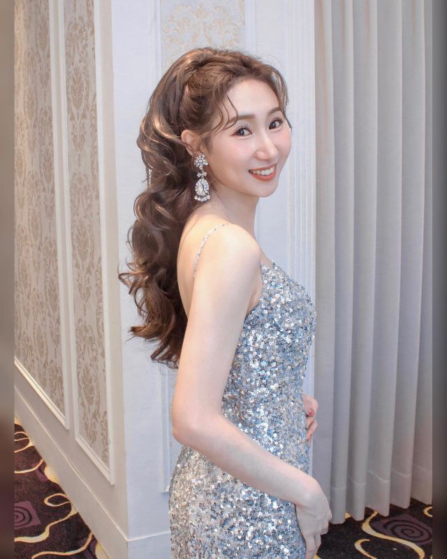 #新娘造型 
敬酒幫新娘搭配豐厚高馬尾髮型滿滿的氣質高級感 好適合她🥰

+ Dress @love.feelingimage 

#自然妝感 #蓬鬆捲髮 #高馬尾造型 #敬酒 #結婚造型 #婚禮造型師 #白紗造型 #新娘髮型 #新娘妝感 #台中新秘推薦 #仙女製造機