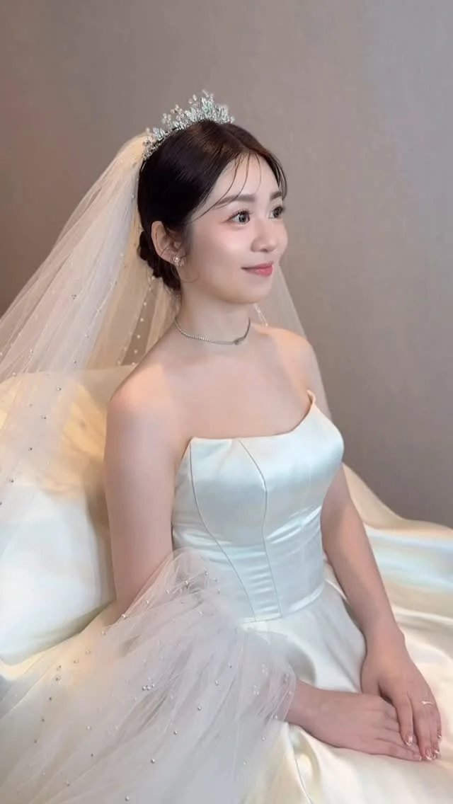 #신부메이크업 
韓系乾淨妝造 × 緞面白紗
極簡中藏不住的高級感♥️

#新娘造型 #新娘髮型 #盤髮 #韓系 #長頭紗 #證婚 #進場造型 #自然妝感 #台中新秘 #新娘造型師 #婚禮現場 #新秘推薦 #婚禮造型 #結婚造型 #個人彩妝 #新秘進修課程 #wedding