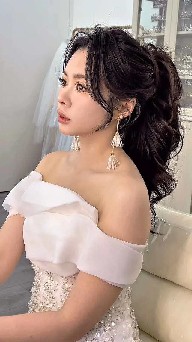 ✨新娘最愛的招牌高馬尾造型✨
簡約線條俐落帶點甜美氣息，拍照質感大大提升♥️
這款造型真的怎麼看都不膩😻
每個角度都耐看是充滿記憶點的絕佳選擇✨

#新秘進修班 #新娘髮型 #白紗造型 #新娘妝感 #高馬尾 #編髮 #混血兒 #眼型調整 #結婚造型 #婚禮造型 #台中新秘推薦 #海線新秘 #個人彩妝