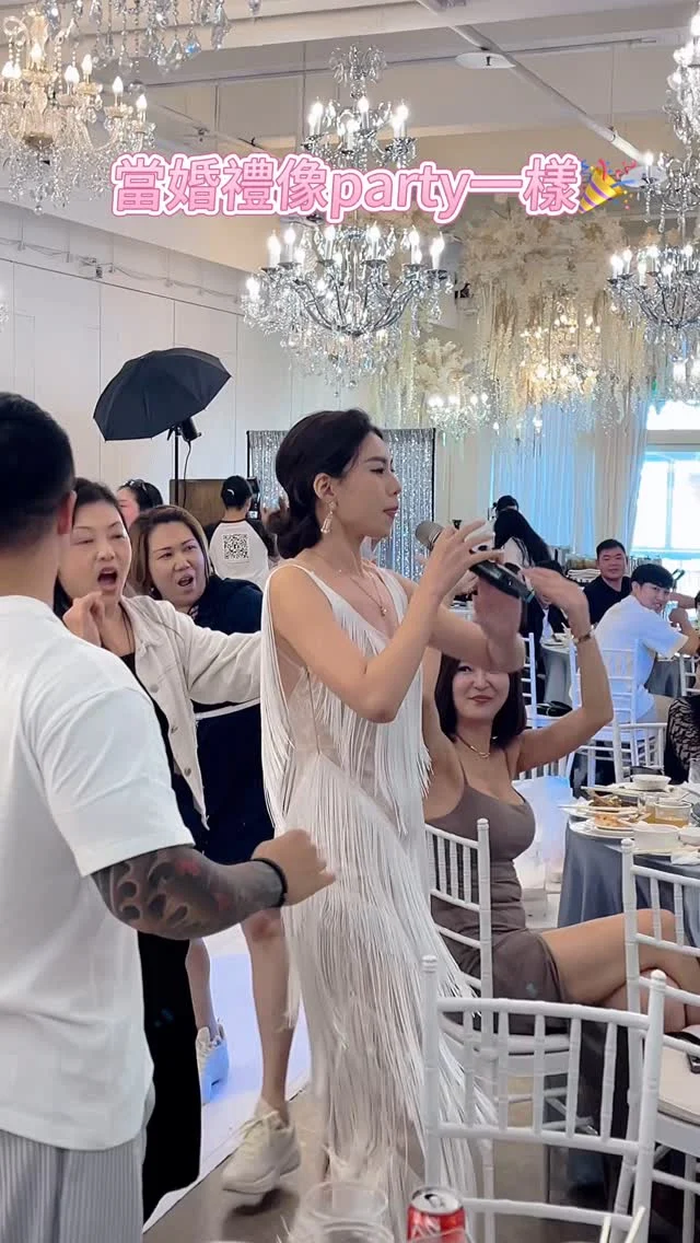當婚禮現party🎉💃
我們在新娘休息室也很歡樂🤣🤣 完成送客造型後 新娘與我的心情總算放鬆下來🥰超嗨的完美收工💕

#台中新秘 #新娘髮型 #白紗造型 #新娘造型師 #新娘造型 #結婚造型 #送客造型 #台中新秘推薦 #高馬尾 #放髮造型 #仙女製造機 #個人彩妝教學 #wedding