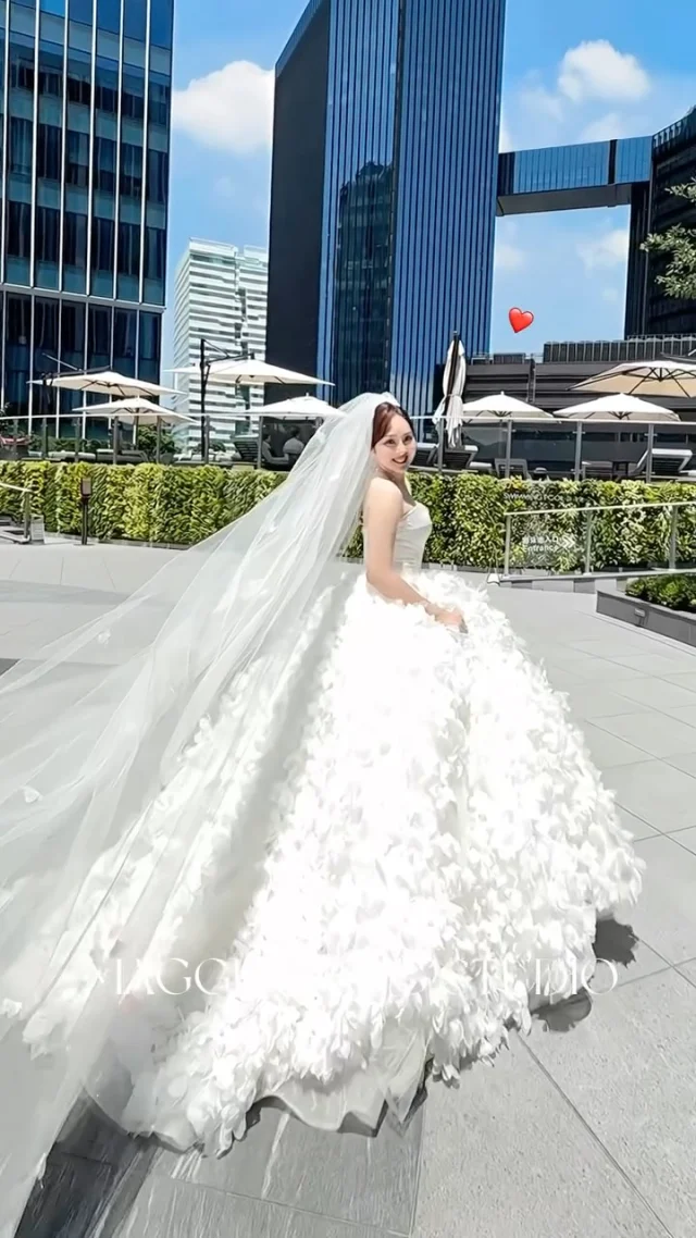💍 證婚儀式 | 高雅仙氣新娘妝造✨
自然光灑落證婚教堂，為新娘打造乾淨透亮的底妝，讓肌膚自帶濾鏡散發通透光澤🥹✨

髮髻搭配珍珠點綴提升氣質，隱藏在頭紗下的小心機，優雅得恰到好處，細節處盡顯高級🤍

搭配立體花瓣婚紗，讓整體散發高級仙氣，完美契合西式證婚的浪漫氛圍😻💜

#仙氣新娘 #新娘造型 #新娘髮型 #白紗造型 #戶外證婚 #教堂 #證婚造型 #乾淨妝感 #wedding #婚禮現場 #新娘妝造 #台中新秘推薦 #新娘造型師 #個人彩妝教學 #仙女製造機