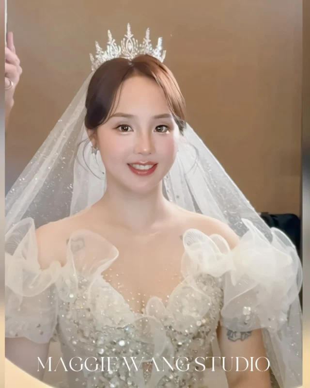 美麗的公主😻
大家都說 Maggie 的新娘超漂亮🥰 但我更想說：沒錯！我的新娘們真的美到不行，無敵驕傲🫶🏻❤️

因為妳們超自律地養膚、努力維持最佳狀態，還會主動來問我保養的小撇步。
婚禮這天，把最完美的自己交到我手上，讓我能盡全力把妳的美放大到極致。
其實「變美」從來不是單方面的事，而是新娘和造型師合作彼此信任、一起創造的結果💜

安安就是最棒的例子！
為了婚禮，她努力瘦了 8 公斤，和先生膚況養得超級好😍👍🏻
還跟我說：「Maggie，我完全相信你的專業，造型就交給你設計！」
這份滿滿信任，真的讓我心裡暖暖的🥰✨

我們溝通時，她只提了三個重點：
☑️ 要像自己
☑️ 喜歡乾淨妝感
☑️ 保留原本短髮，不接髮片

最後，我們一起完成了四套造型，每套都閃閃發亮✨充滿安安的風格。超喜歡😻

#謝謝新人婚禮這天對所有人都無敵照顧 🫶🏻💜

#新娘 #新娘髮型 #新娘造型 #白紗造型 #進場造型 #證婚 #教堂婚禮 #敬酒造型 #赫本造型 #短髮新娘 #放髮造型 #自然妝感 #韓系新娘 #台中新秘推薦 #個人彩妝教學 #仙女製造機 #婚禮現場 #wedding