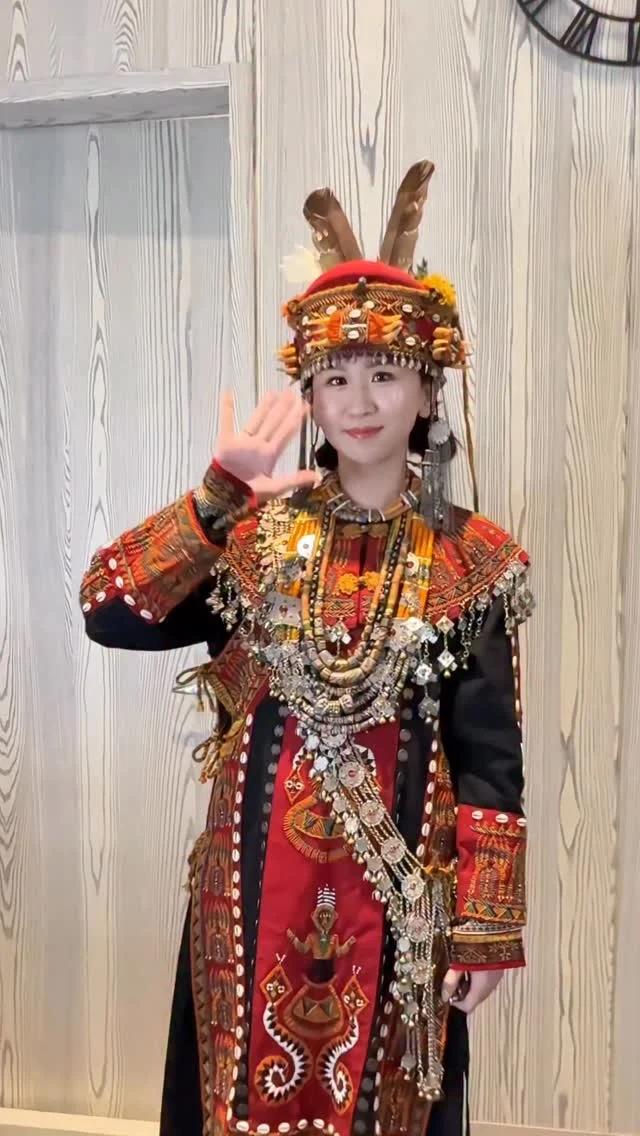 二進新娘穿上排灣族傳統盛裝✨服飾上的圖騰象徵守護與傳承，銀飾的聲響是祖靈的祝福，一針一線都蘊藏著文化厚度與家族的驕傲。
好榮幸能親手為新娘穿上這麼美的族服❤️

#新娘 #新娘髮型 #新娘造型 #排灣族 #婚禮現場 #新娘造型師 #台中新秘 #敬酒造型 #編髮 #婚禮造型 #個人彩妝教學 #wedding