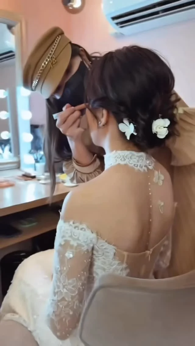 證婚儀式搭鮮花造型太美了😻

#白紗造型 #新娘髮型 #新娘造型 #新娘妝感 #盤髮 #證婚 #鮮花造型 #台中新秘 #仙女製造機 #結婚造型 #婚禮造型 #wedding #個人彩妝教學