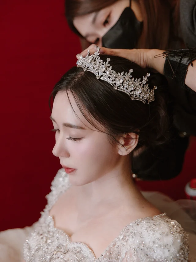 #新娘造型 
✨Maggie的公主👑

#台中新秘 #白紗造型 #皇冠造型 #進場造型 #盤髮 #放髮造型 #高級感 #馬尾 #高馬尾造型 #公主頭 #新娘化妝師 #婚禮現場 #結婚造型 #仙女製造機 #新秘推薦 #個人彩妝教學 #wedding