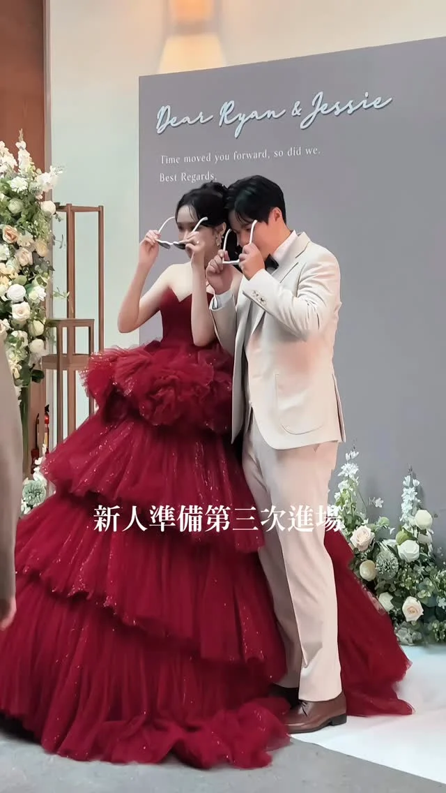 #新娘造型 專屬你們的婚禮模樣✨
蓬鬆高馬尾搭配珍珠點綴，讓整體造型多了浪漫氛圍💕婚禮最後爲彼此畫似顏繪是最大的驚喜😍

#新娘髮型 #進場造型 #新娘化妝 #婚禮造型 #結婚造型 #紅色禮服 #台中新秘推薦 #新娘造型師 #婚禮現場 #個人彩妝教學 #wedding