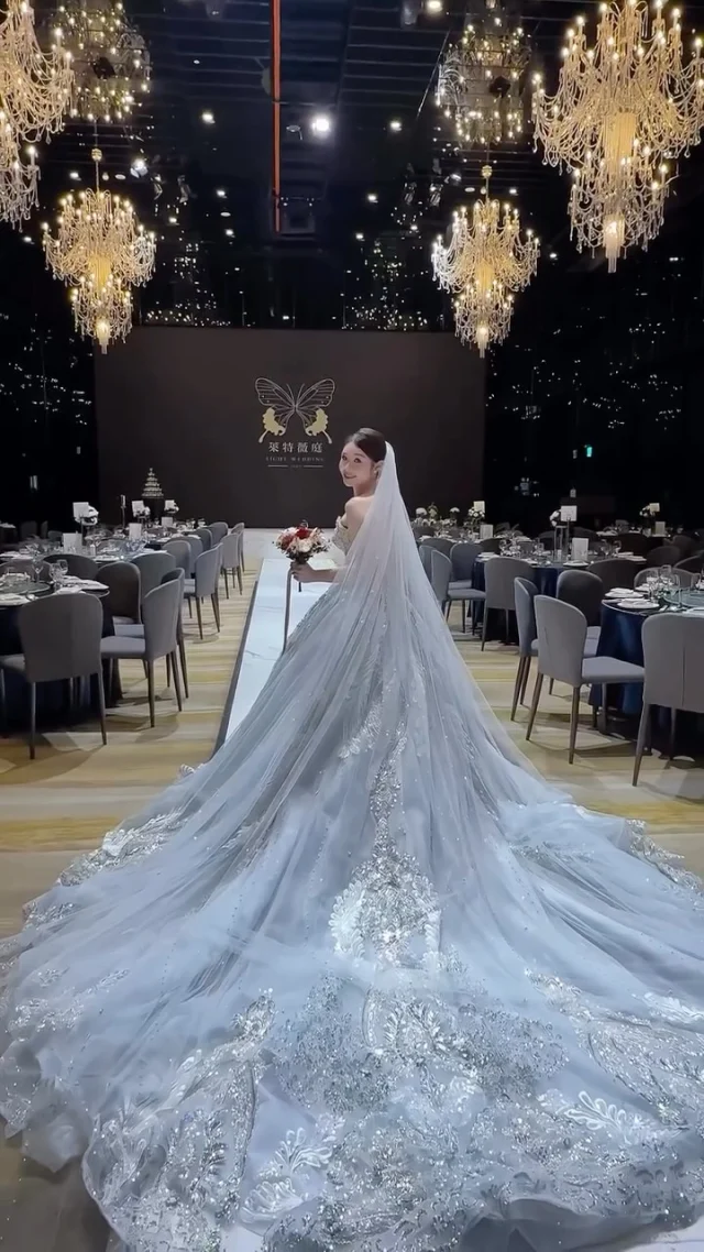 新娘轉場亮眼到不行✨ 真的好美好美😻

#新娘造型 #新娘髮型 #白紗造型 #進場造型 #皇冠 #長頭紗 #華麗 #新娘化妝師 #婚禮造型 #結婚造型 ##婚禮現場 #台中新秘推薦 #仙女製造機 #wedding #個人彩妝教學