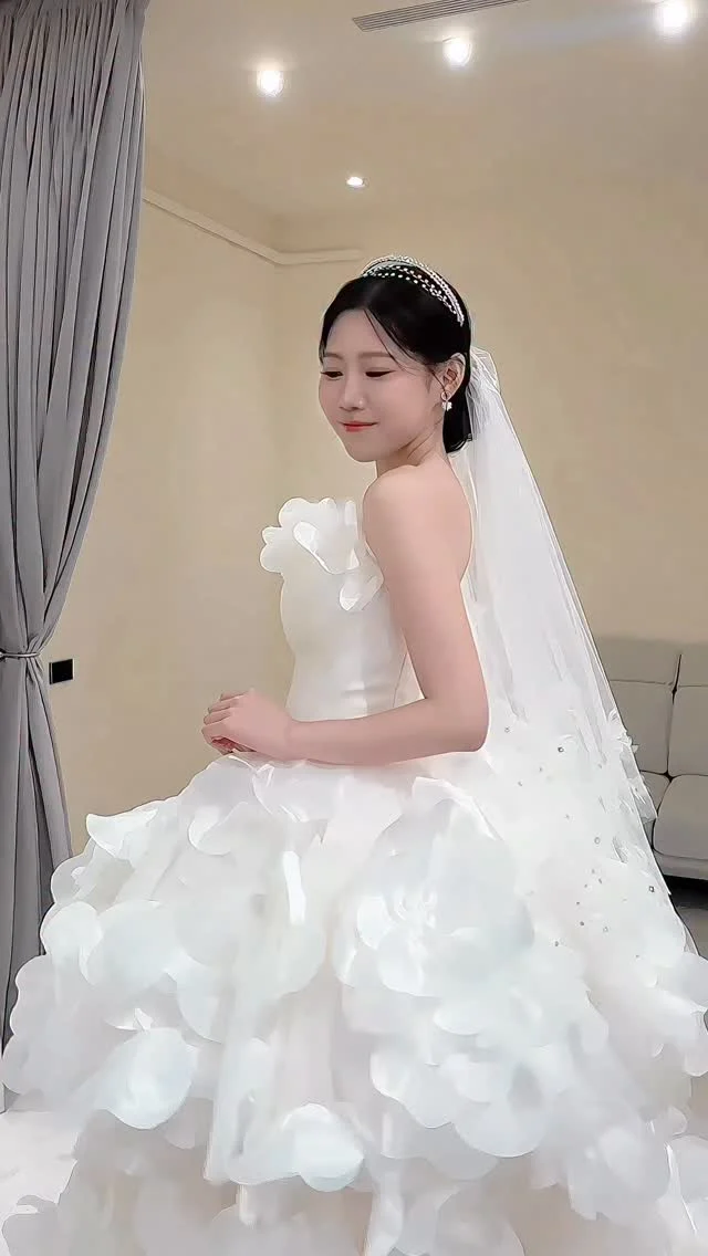 #新娘造型 
公主們~還在找命定婚紗嗎😻

短裙拍晨袍或閨蜜照都超級加分
活潑又甜美，怎麼拍都好看 ✨

穿上長裙立刻變成優雅小公主👑
乾淨盤髮搭配柔軟花瓣裙襬
像雲朵般輕盈仙氣滿滿😻

儀式＋拍照一次滿足✨
一件禮服兩個造型風格超值得！
你不心動嗎😻

禮服 @hausenn.bride 

#新娘髮型 #白紗造型 #公主頭 #皇冠 #放髮造型 #編髮 #證婚 #迎娶 #結婚造型 #台中新秘 #婚禮現場 #wedding #新娘造型師 #仙女製造機