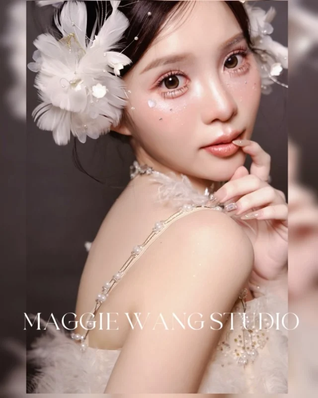 ✨❄️聖誕節快樂 🎄✨
【台中場-葳妮造型分享】夢幻精靈 🧚‍♀️
結合羽毛與珍珠髮飾，細緻碎鑽點綴像雪花輕輕落在臉上的浪漫，在光影之中溫柔發光 😻⛄️✨

💄 @imaggie_stylist 
👗 @winnie_bridal_dress 
📷 @stone_cold027 

#新娘髮型 #新娘造型 #盤髮 #仙女製造機 #白紗造型 #造型分享 #新娘造型師 #台中新秘推薦 #個人彩妝教學 #新秘教學