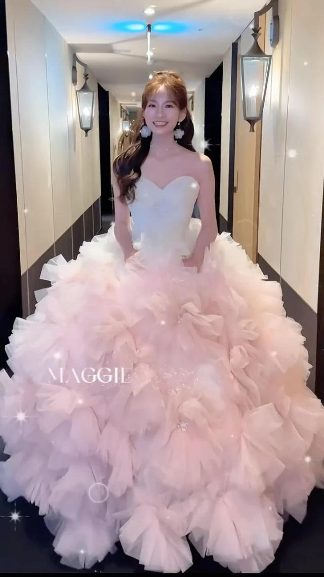 #新娘造型 穿上夢想禮服會發光✨
粉色漸變浪漫澎紗，搭配招牌高馬尾造型，沛沛就像童話走出來的公主👑💕送客都被甜甜的幸福包圍著😻

#新娘髮型 #新娘造型師 #馬尾造型 #送客 #台中新秘推薦 #婚禮造型 #結婚造型 #婚禮現場 #台中新秘 #仙女製造機 #wedding #個人彩妝教學