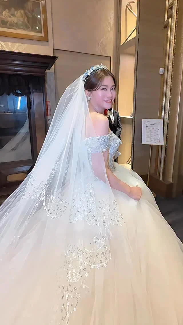 #白紗造型 ✨
只屬於父母的特別禮物。
新人親自縫製「體重免」
將自己出生時的體重
對父母的愛一針一線藏在細節裡
彷彿回到你們第一次抱在懷裡的時刻。

這份感恩禮💕承載的是一輩子的愛。
這一刻，真的很美 🥰

#新娘髮型 #新娘造型 #新娘妝感 #進場造型 #皇冠 #長頭紗 #公主 #新娘造型師 #婚禮造型 #結婚造型 #婚禮現場 #台中新秘推薦 #仙女製造機 #韓系新秘
