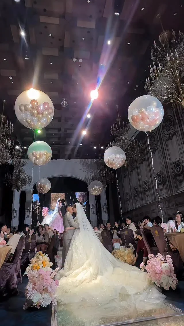 新娘進場太浪漫太美了😻

#白紗進場造型 #皇冠 #長頭紗 #新娘髮型 #新娘髮型 #婚禮現場 #婚禮造型師 #台中新秘推薦 #新娘造型師 #個人彩妝教學 #新秘進修課程 #wedding #白紗造型 #爆破氣球