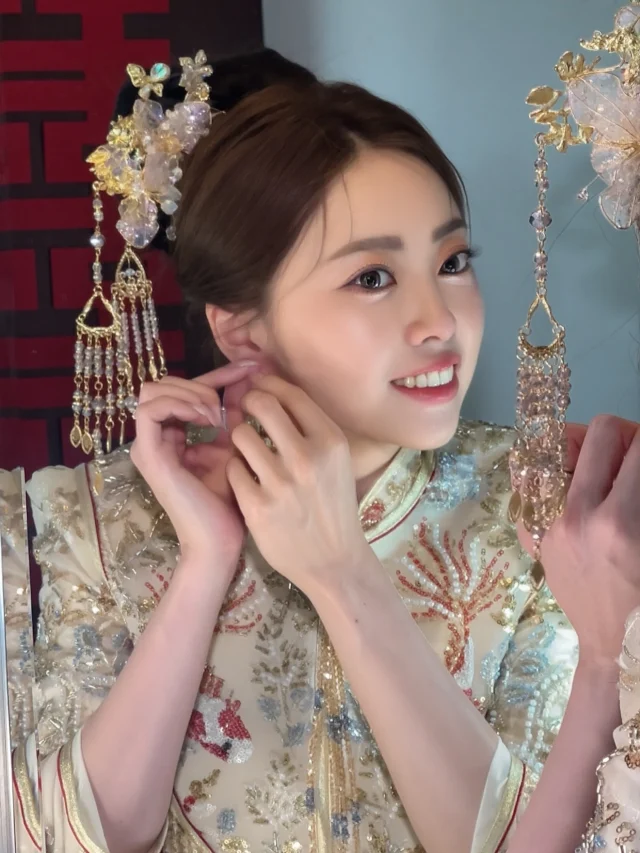 很喜歡的溫柔富貴感中式妝造 ✨

幾絲空氣感髮絲，讓臉型輪廓更柔和。
✨眼妝睫毛根根分明，卻不厚重。近看精緻，遠看深邃，拍照特別有神 🤩中式造型的美越看越迷人 💕

謝謝 @mr.thanks_art 老師
記錄妝髮的每個細節瞬✨
