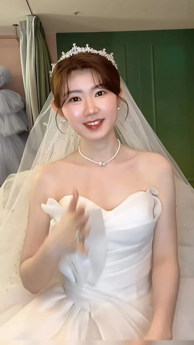 超可愛新娘造型轉場🤩

大家喜歡哪一套💕

#新娘造型 #新娘髮型 #編髮 #結婚造型 #自然妝感